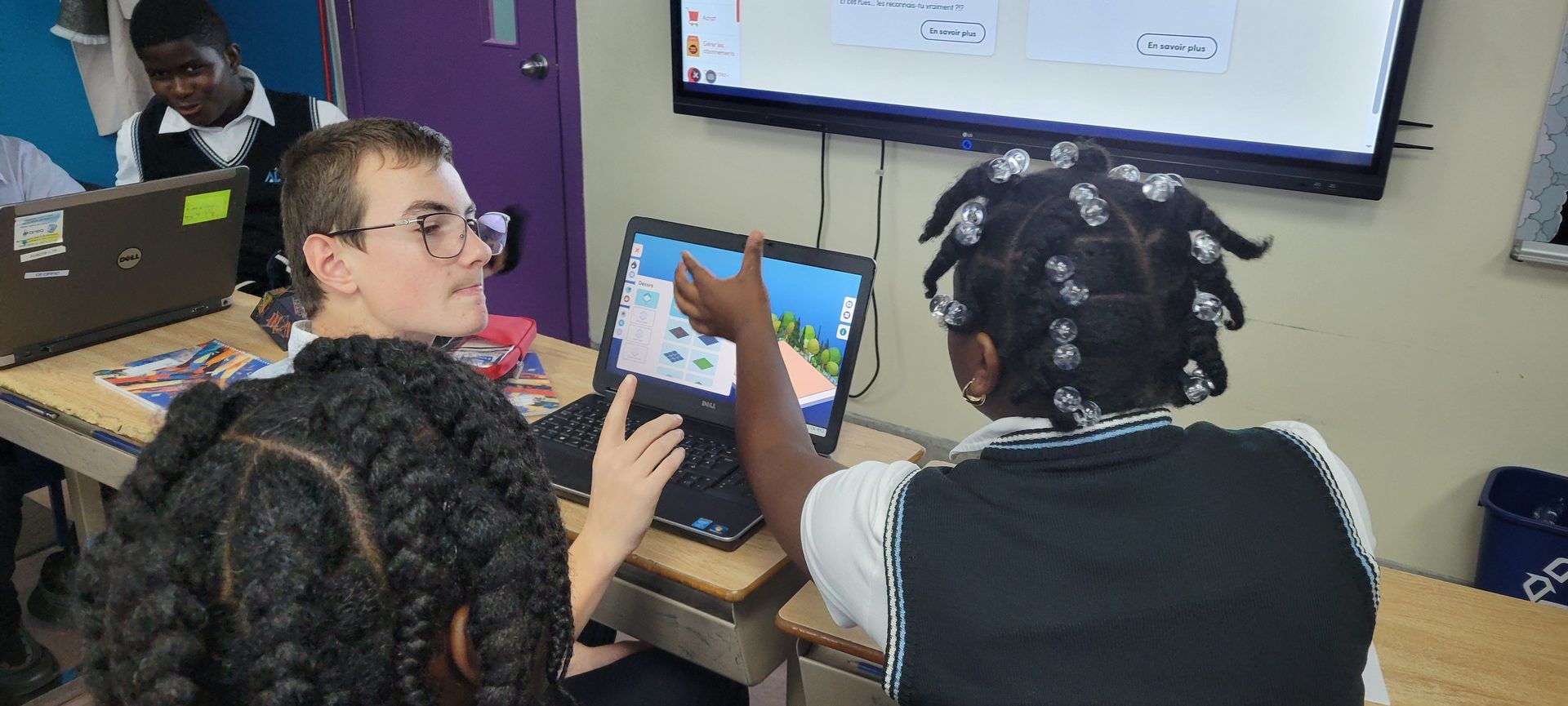 Élèves de l'Académie Lavalloise travaillant à deux devant un ordinateur portable