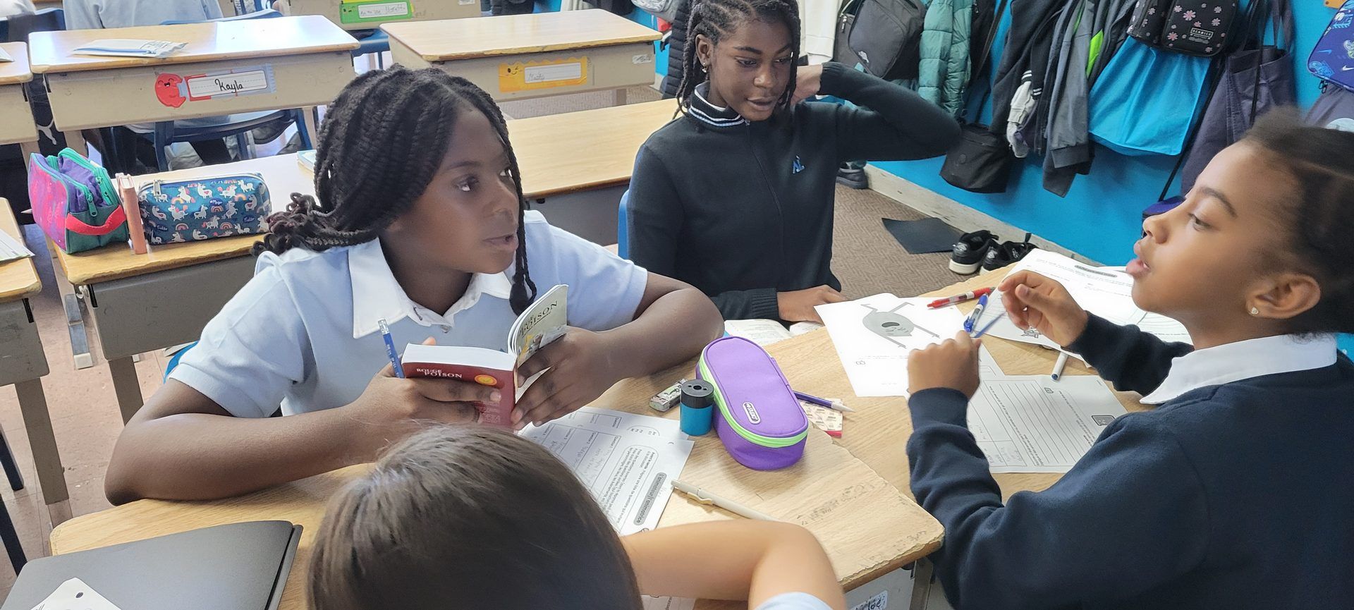 Élève de l'Académie Lavalloise lisant un roman en anglais à son pupitre
