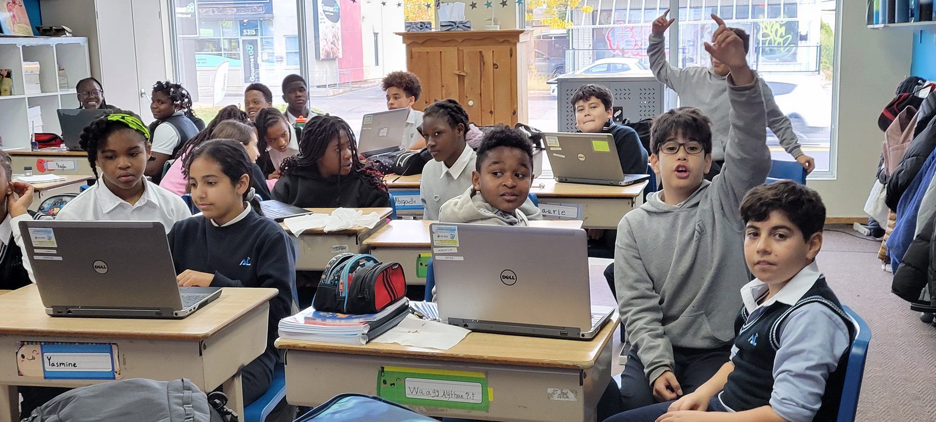 Élèves de l'Académie Lavalloise en classe d'anglais, chacun devant son ordinateur portable
