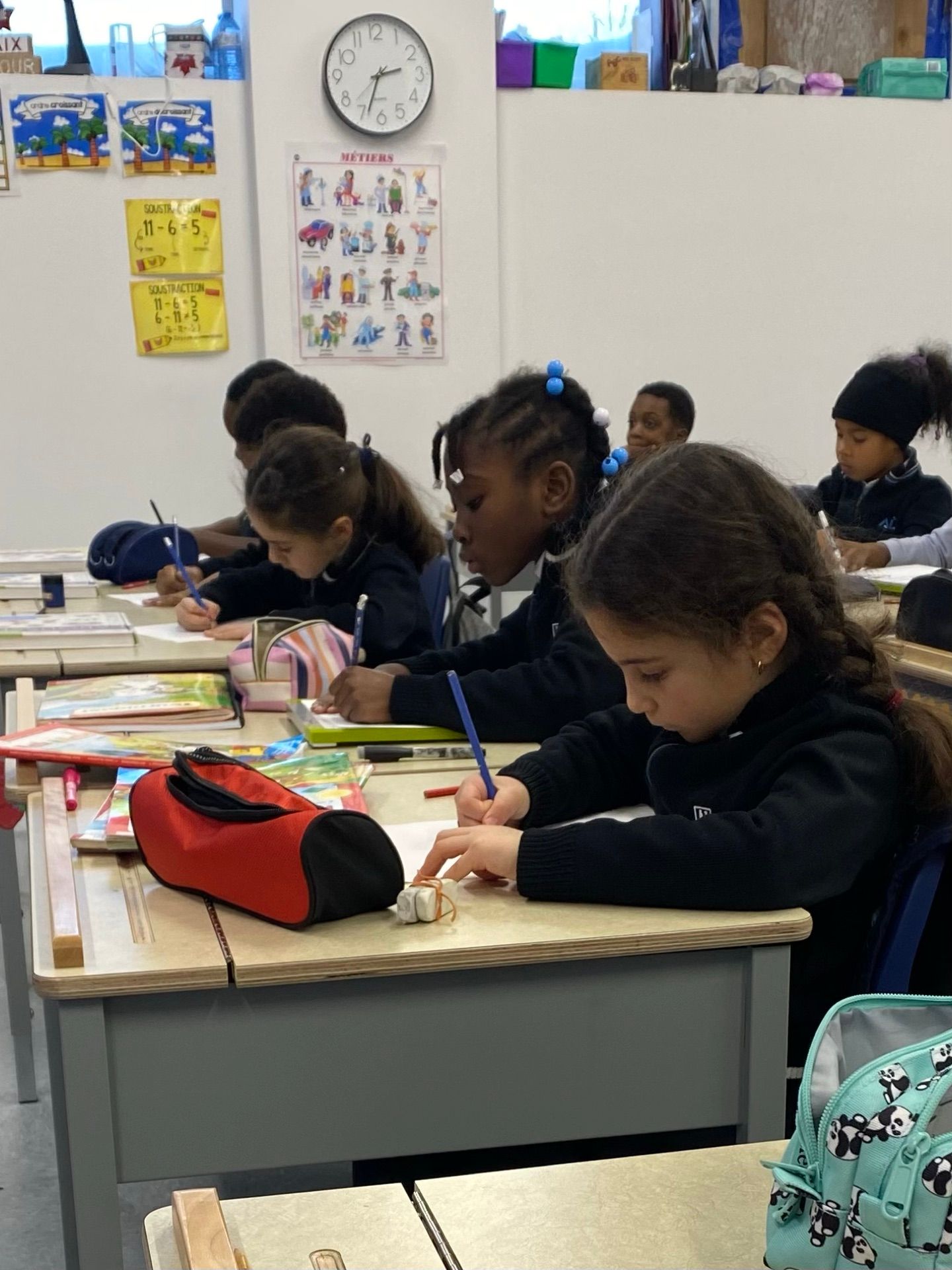 Élèves du primaire concentrés en classe à l'Académie Lavalloise