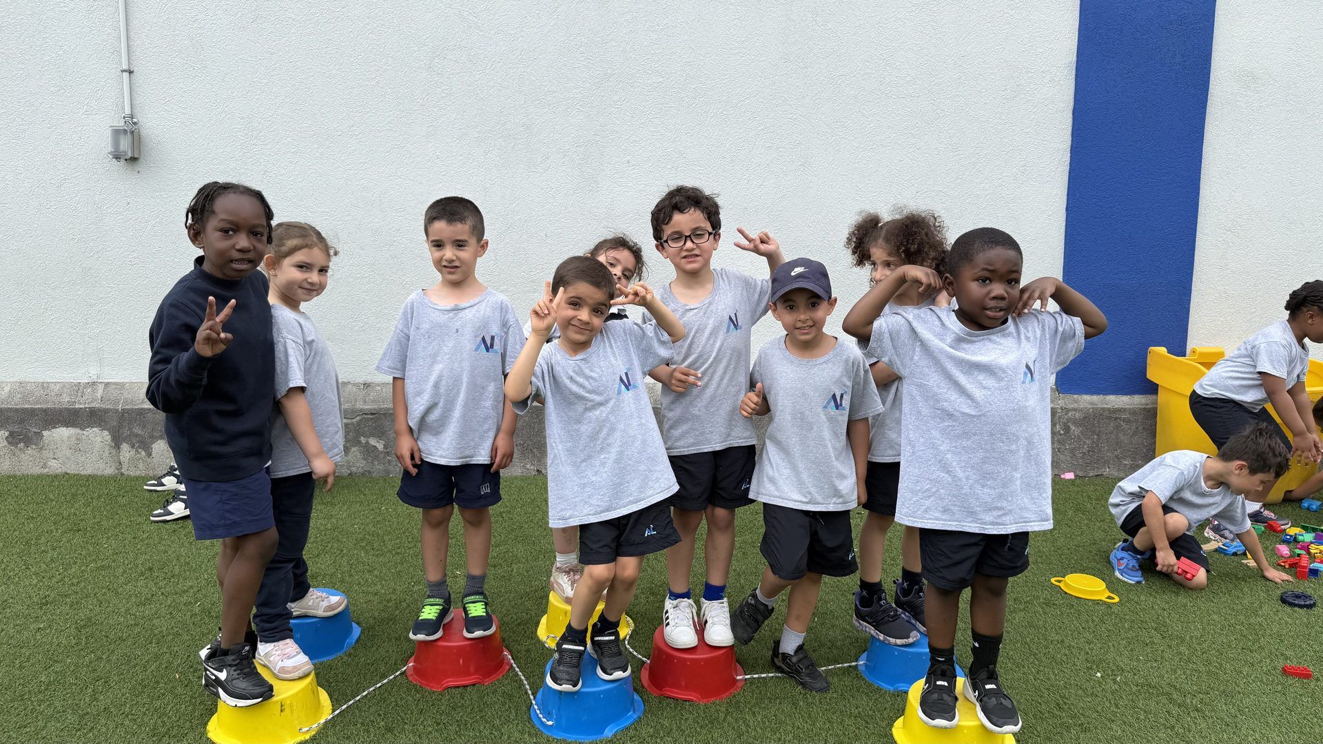 Élèves de l'Académie Lavalloise s'amusant dehors sur des modules de jeu