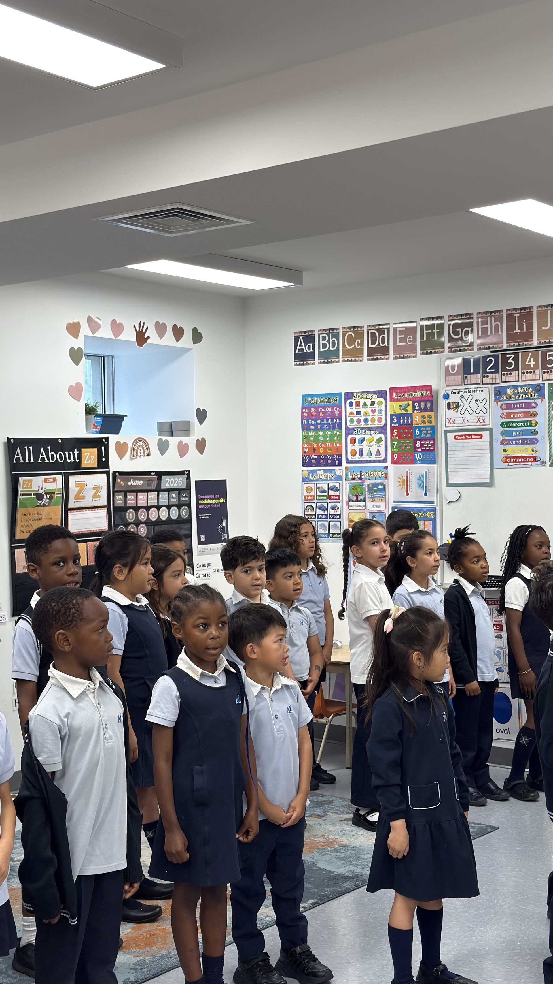 Élèves de l'Académie Lavalloise alignés en classe, tous en uniforme